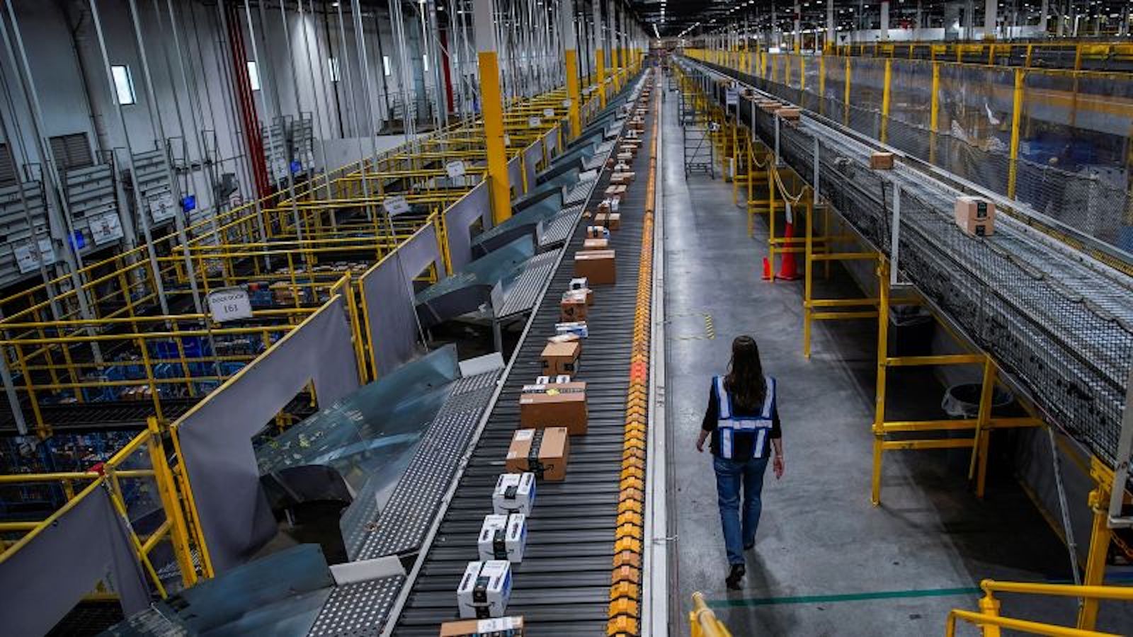 Amazon registra ganancias de $ 3.2 mil millones mientras soporta múltiples rondas de despidos