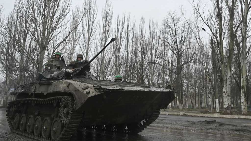 Un soldado ucraniano patrulla en un tanque las calles de Bakhmut.