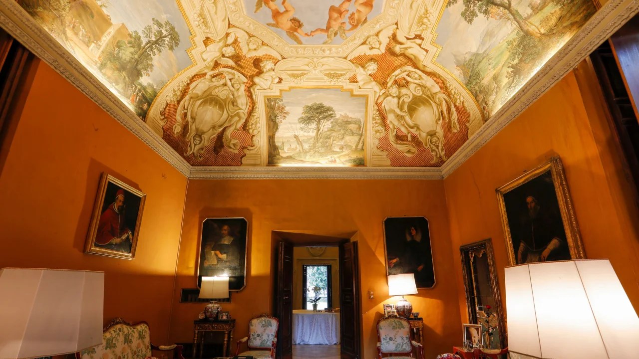 Vista general de una habitación en la Villa Aurora, con pinturas en el techo de artistas italianos como Guercino y Domenichino.
