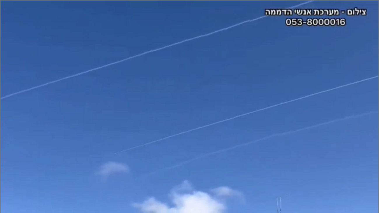 Una captura de video de los cohetes que cayeron en Israel este jueves.
