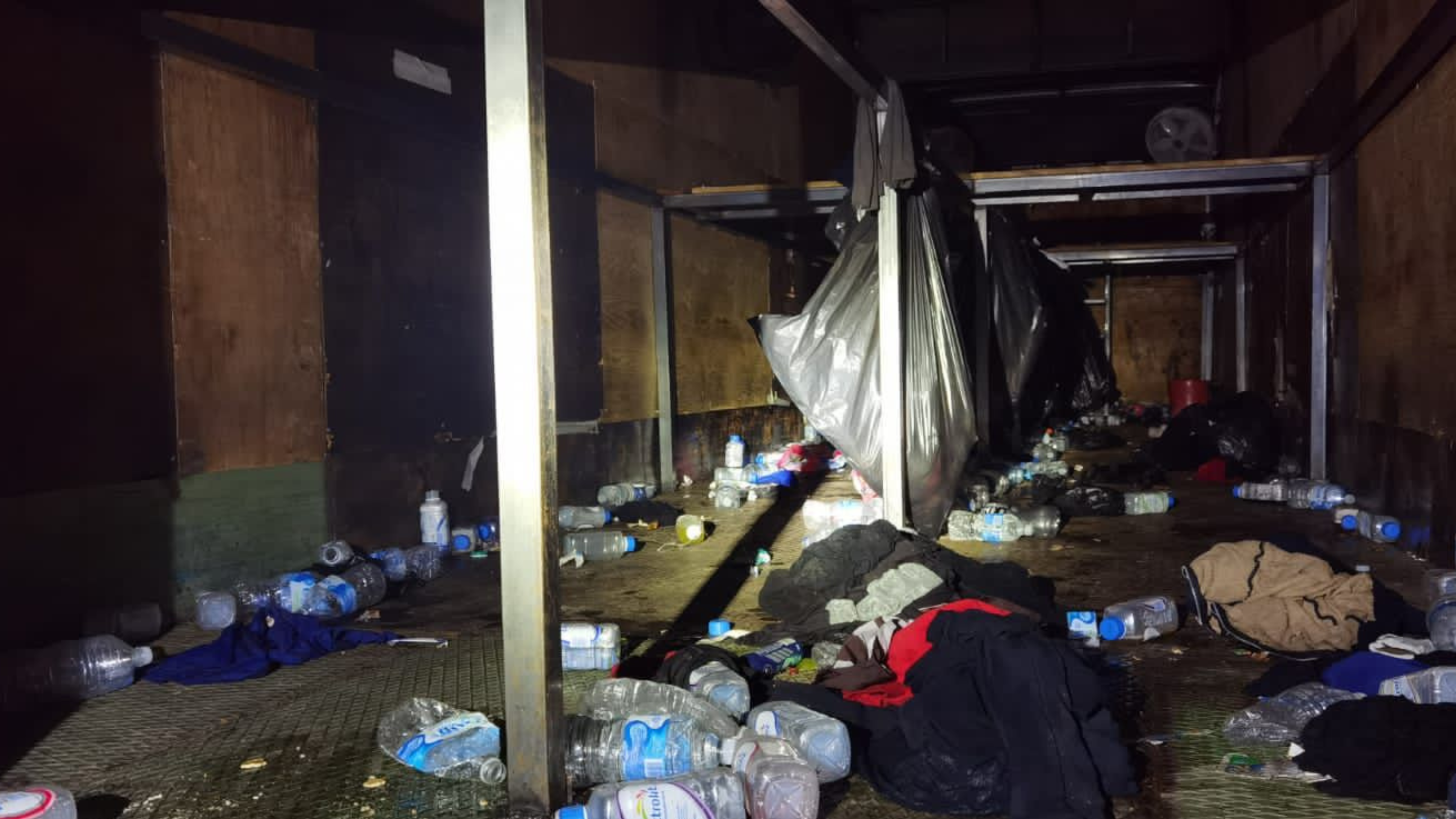 Hallan a más de 200 migrantes hacinados en camioneta abandonada en carretera de México