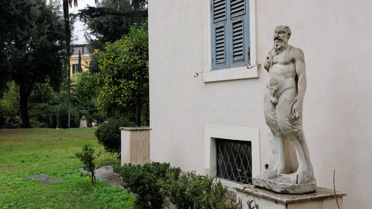 Una estatua de Pan, obra de Miguel Ángel, en el exterior de Villa Aurora.