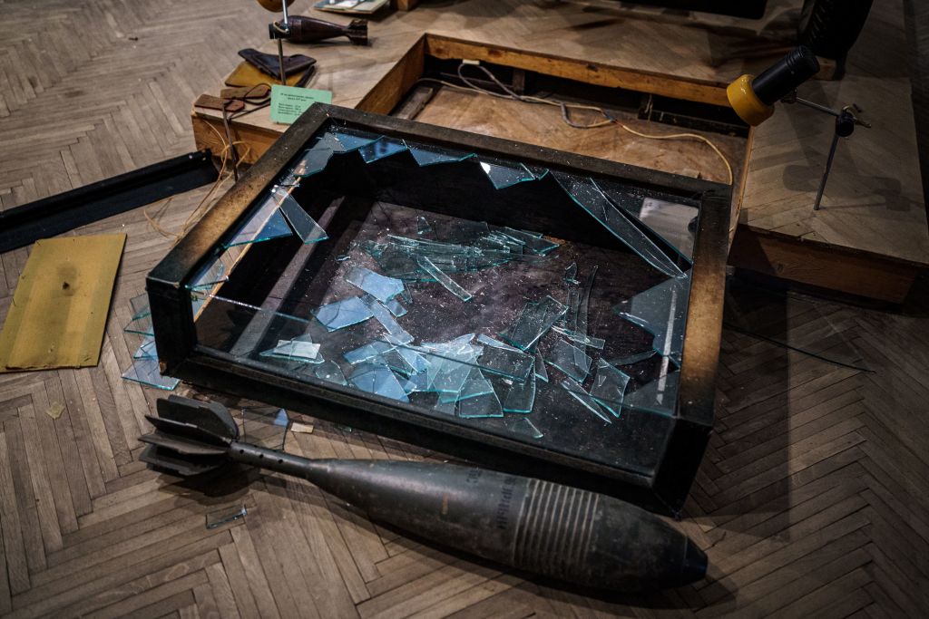 Esta fotografía tomada el 22 de diciembre de 2022 muestra una caja de cristal rota en las salas saqueadas del Museo Regional de Jersón, especializado en historia local e historia natural de Jersón, en medio de la invasión rusa de Ucrania. (Crédito: DIMITAR DILKOFF/AFP vía Getty Images)