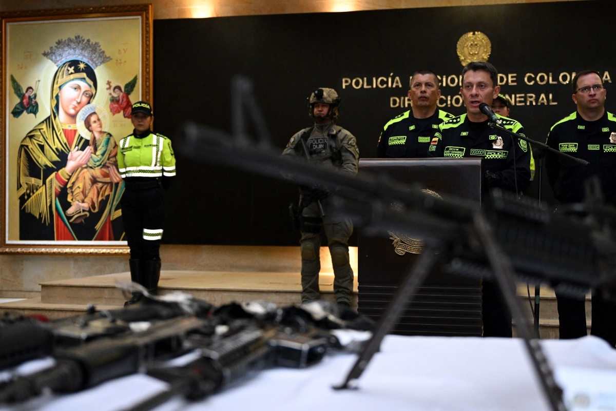 El director general de la Policía Nacional de Colombia, Henry Sanabria, habló durante la presentación de un gran arsenal incubado a presuntos disidentes de las Fuerzas Armadas Revolucionarias de Colombia (FARC) durante un operativo en el suroeste de Colombia, durante una conferencia de prensa en Bogotá el pasado enero. 16 de febrero de 2023. (Crédito: RAUL ARBOLEDA/AFP/Getty Images)
