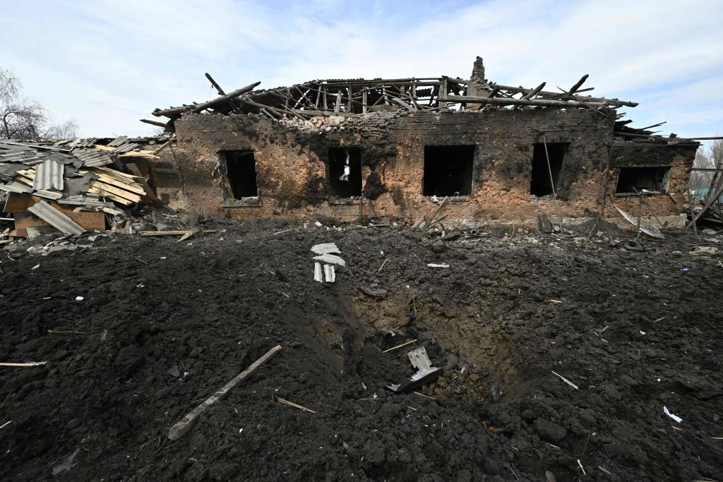 Esta fotografía muestra un cráter frente a una casa dañada tras un ataque militar contra la ciudad de Kostyantynivka, en la región de Donetsk, el 2 de abril de 2023, en medio de la invasión rusa de Ucrania. (Crédito: GENYA SAVILOV/AFP vía Getty Images)