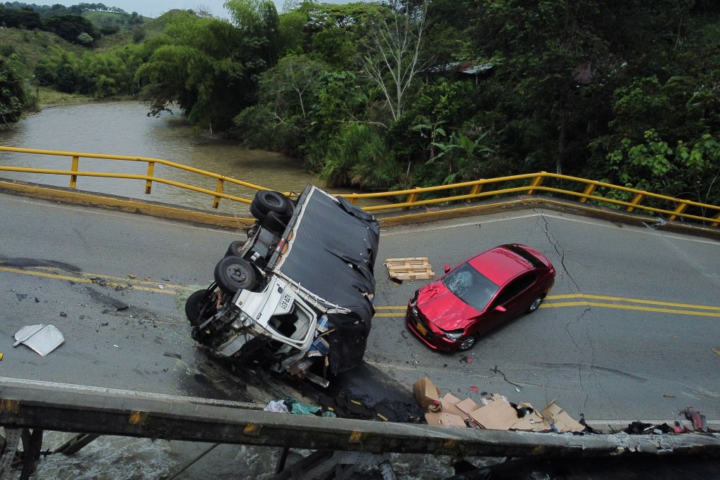 Video del derrumbe de un puente en el Quindío, Colombia