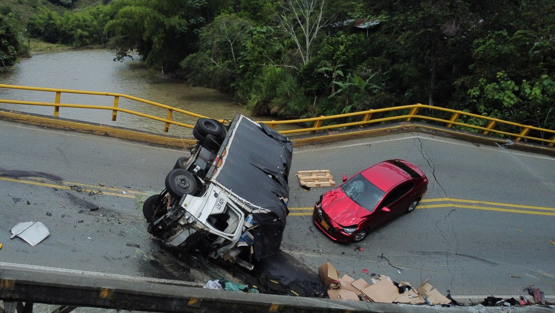 Las imágenes del colapso de un puente en Quindío, Colombia