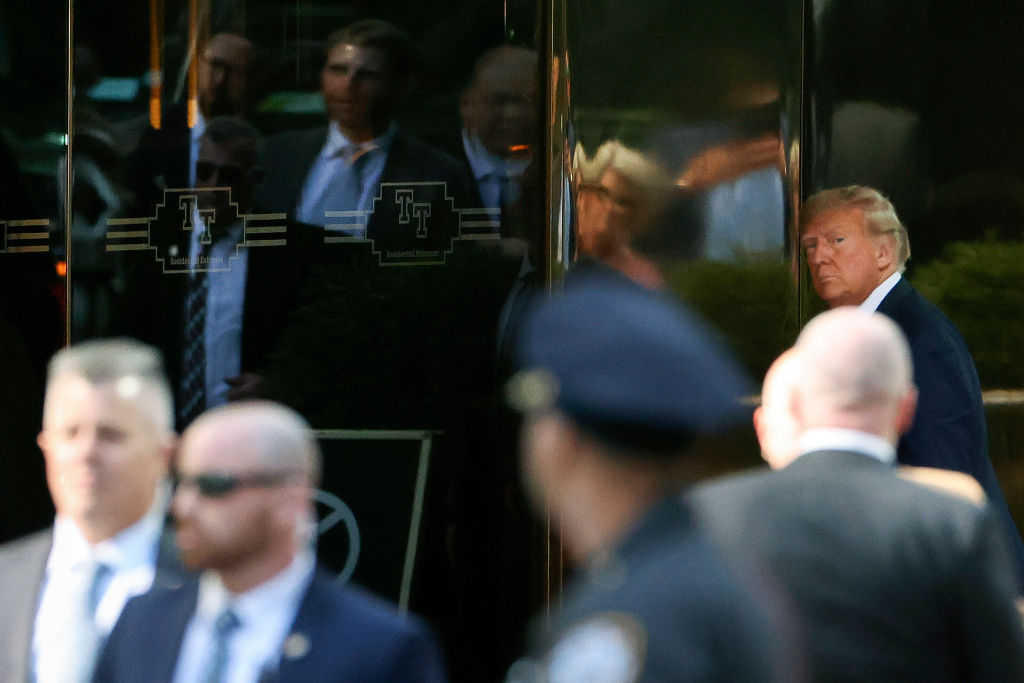 El expresidente Donald Trump llega a la Torre Trump este lunes 3 de abril de 2023 (Crédito: Scott Olson/Getty Images)