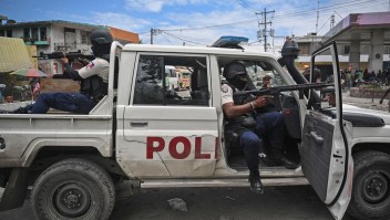Oficiales de policía patrullan un vecindario en medio de la violencia relacionada con pandillas en el centro de Puerto Príncipe, el 25 de abril de 2023.
