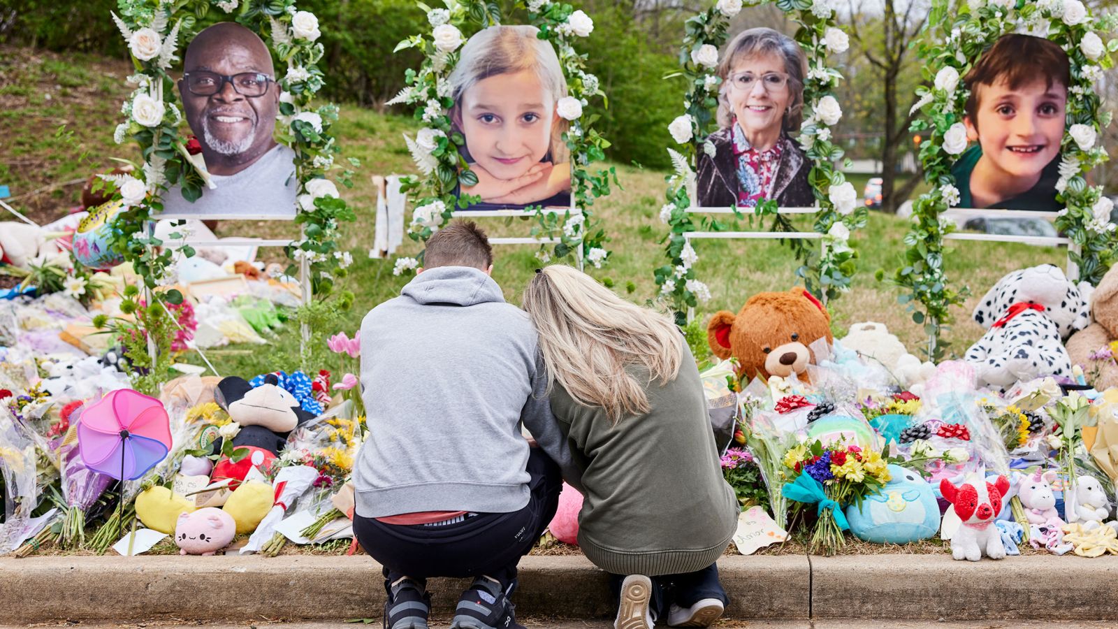 Una pareja ante el memorial de las víctimas del tiroteo en la escuela en Nashville.