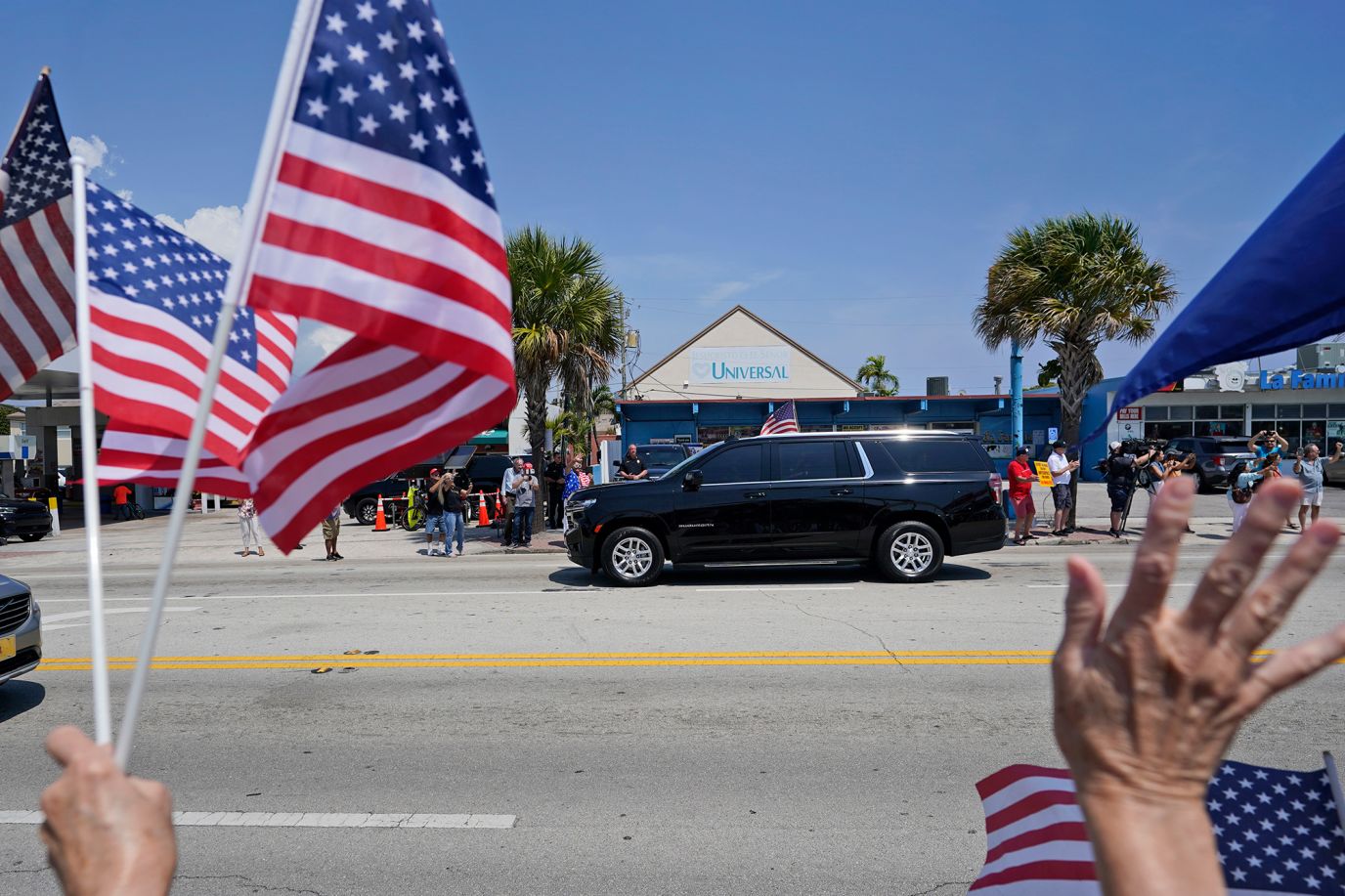 Simpatizantes de Trump vitorean al paso de su caravana en West Palm Beach, Florida, este lunes 3 de abril. (Wilfredo Lee/AP)