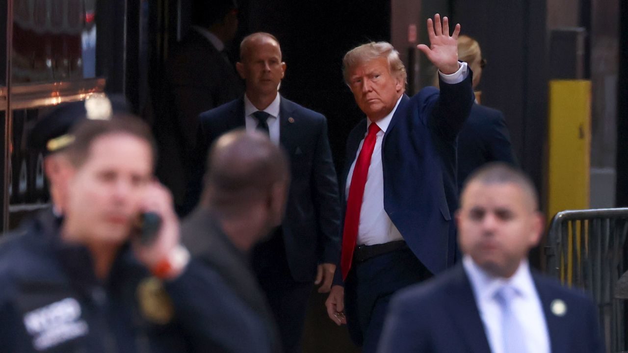 El expresidente Donald Trump llegando a la Torre Trump este lunes por la tarde. 