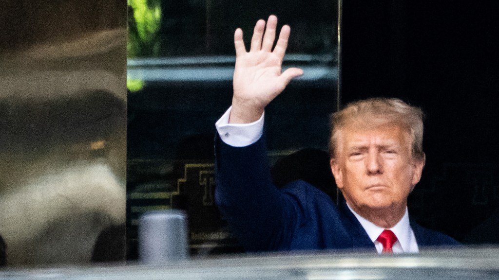 El expresidente Donald Trump deja el Tribunal Penal de Nueva York el martes 4 de abril. (Stephen Voss para CNN)