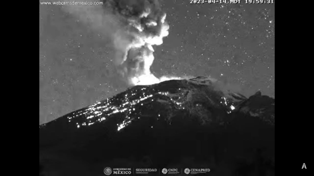 Protección Civil de Puebla reporta expulsión de “material incandescente” del volcán Popocatépetl en México