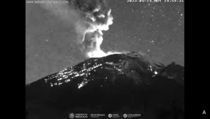 Imagen del volcán Popocatépetl al expulsar material incandescente. (Gentileza de la dirección Municipal de Protección Civil. Secretaría de Seguridad Ciudadana de Puebla)