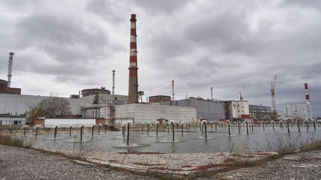 Vista general de la central nuclear de Zaporiyia, controlada por Rusia, en el sur de Ucrania, el 29 de marzo de 2023. (Crédito: ANDREY BORODULIN/AFP vía Getty Images)