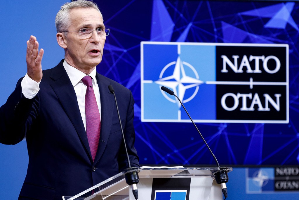 El secretario general de la OTAN, Jens Stoltenberg, habla durante una rueda de prensa en Bruselas, Bélgica, el 5 de abril. (Crédito: Kenzo Tribouillard/AFP/Getty Images)