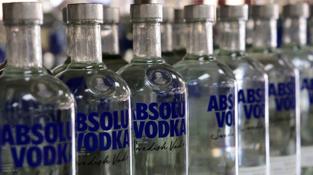 Botellas de Absolut Vodka en un estante de una tienda ABC el 28 de febrero de 2022 en Alexandria, Virginia. (Crédito: Alex Wong/Getty Images)