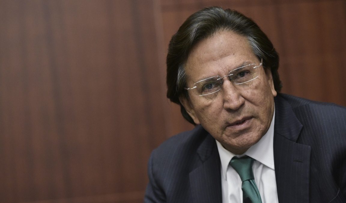 Former Peruvian President Alejandro Toledo has turned himself in to a US judge for extradition