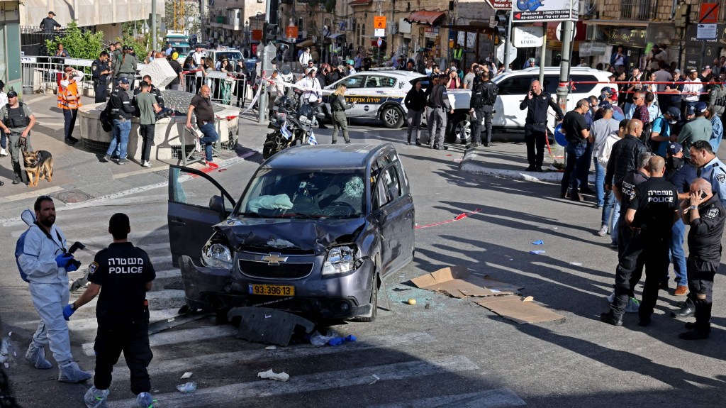 La policía israelí y el personal de emergencia se reúnen en el lugar después de que un automóvil atrofiado tuviera cinco víctimas en el mercado Mahane Yehuda de Jerusalén el 24 de abril de 2023. (Crédito: AHMAD GHARABLI/AFP vía Getty Images)