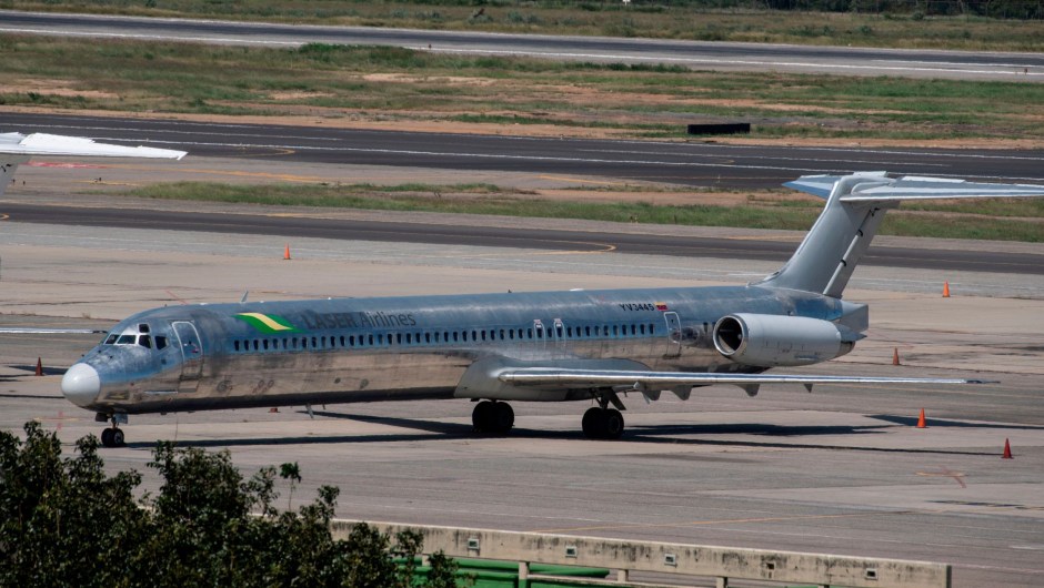 Un avión comercial continúa en la pista del Aeropuerto Internacional Simón Bolívar, en Maiquetía, estado Vargas, Venezuela, el 15 de diciembre de 2020. (Crédito: YURI CORTEZ/AFP vía Getty Images)
