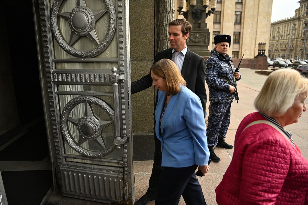 La embajadora de Estados Unidos en Rusia, Lynne Tracy, llega a la sede del Ministerio de Asuntos Exteriores de Rusia, en Moscú, el 18 de abril. (Crédito: Kirill Kudryavtsev/AFP/Getty Images)