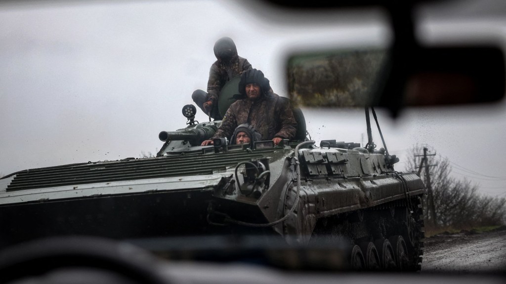 Militares ucranianos viajan en un vehículo de combate de infantería BMP-1 en una carretera cerca de la ciudad de Bakhmut, región de Donetsk, este de Ucrania, el 13 de abril de 2023, en medio de la invasión rusa de Ucrania. (Foto: ANATOLII STEPANOV/AFP vía Getty Images)
