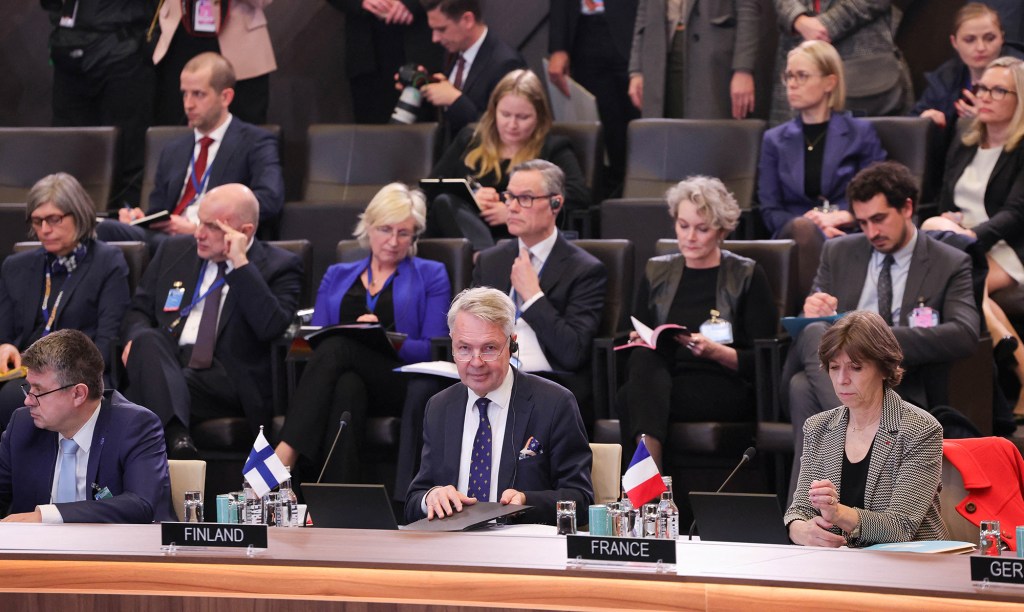 El ministro de Asuntos Exteriores de Finlandia, Pekka Haavisto, asiste a la reunión de ministros de Asuntos Exteriores de la OTAN en la sede de la alianza en Bruselas, el martes 4 de abril. (Crédito: Olivier Matthys/Pool/Reuters)
