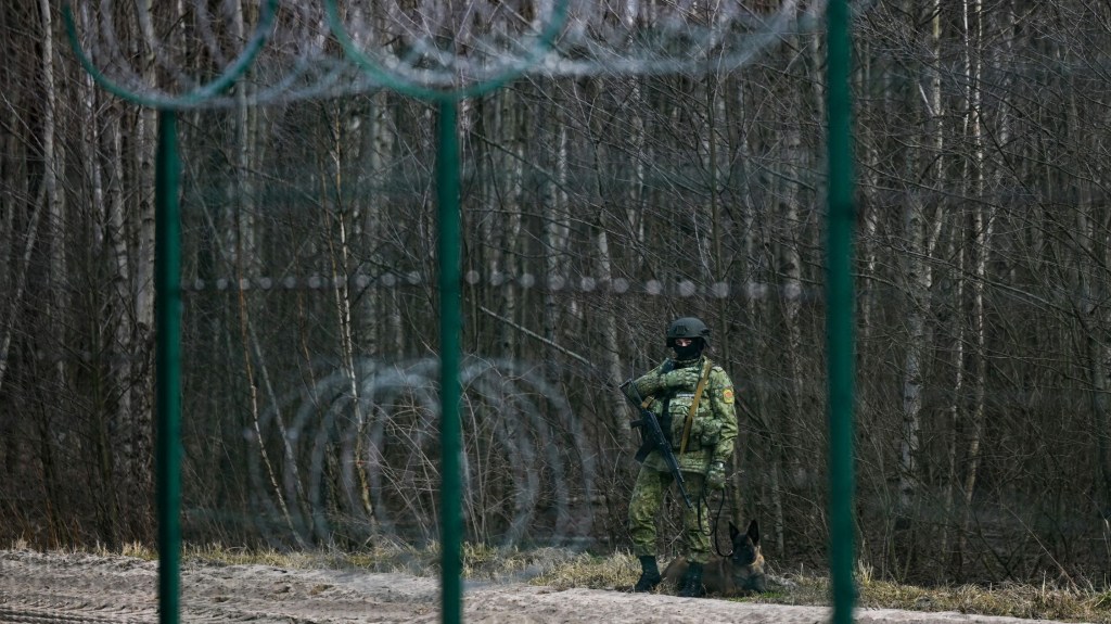 Guardias fronterizos de Belarús patrullan a lo largo de la frontera cerca del paso fronterizo de Divin entre Belarús y Ucrania en la región de Brest el 15 de febrero de 2023. (Crédito: NATALIA KOLESNIKOVA/AFP vía Getty Images)