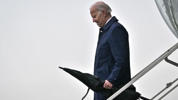 El presidente de EE.UU., Joe Biden, llega al aeropuerto internacional de Dublín, el 12 de abril de 2023, como parte de un viaje de cuatro días a Irlanda del Norte e Irlanda para las conmemoraciones del 25 aniversario del "Acuerdo de Viernes Santo". (Crédito: JIM WATSON/AFP vía Getty Images)