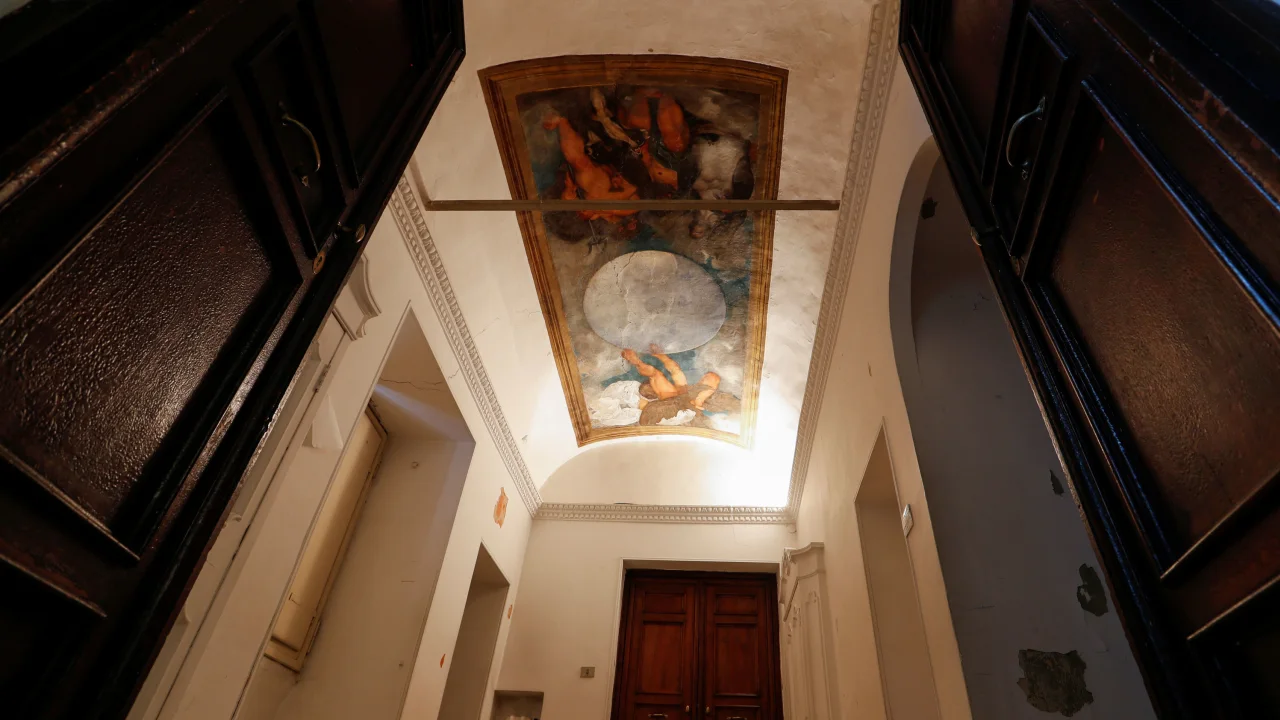 vista de la pintura "Júpiter, Neptuno y Plutón" de Carvaggio, el único mural de techo del maestro italiano, dentro de Villa Aurora.