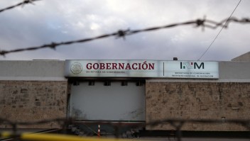 Vista del centro migratorio donde 40 migrantes murieron en un incendio en Ciudad Juárez, estado de Chihuahua, México. (Crédito: GUILLERMO ARIAS/AFP vía Getty Images)