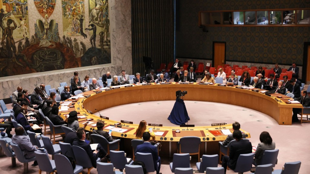Miembros del Consejo de Seguridad de la ONU celebran una reunión sobre Corea del Norte en la sede de la ONU el 17 de abril de 2023 en Nueva York. (Crédito: Michael M. Santiago/Getty Images)