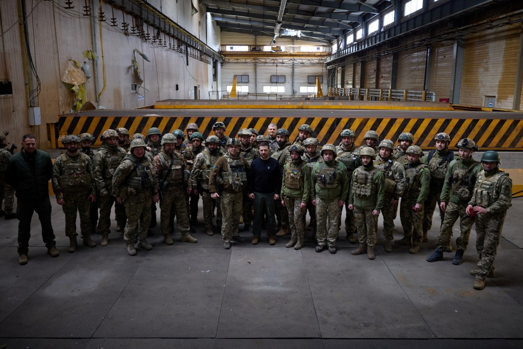 El presidente de Ucrania, Volodymyr Zelensky, en el centro, posa para una foto con soldados ucranianos en un frente de Avdiivka, en la región ucraniana de Donetsk, el 18 de abril. (Crédito: Servicio de Prensa Presidencial de Ucrania/Reuters)