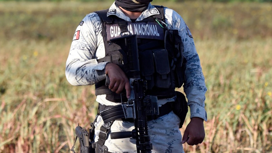 Un miembro de la Guardia Nacional de México en Matamoros, Tamaulipas, el 24 de agosto de 2021. (Crédito: ALFREDO ESTRELLA/AFP vía Getty Images)