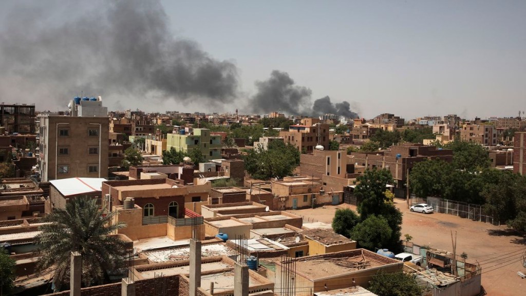 Estadounidenses atrapados en Sudán para tomar "decisiones de vida o muerte" expresan su enfado con el Gobierno de EE.UU.