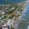 Vista aérea de casas destruidas en primera línea de playa tras el paso del huracán Nicole en Daytona Beach, Florida, el 11 de noviembre de 2022. (Crédito: RICARDO ARDUENGO/AFP vía Getty Images)