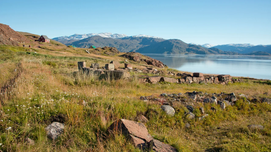 Aquí se muestran los restos del asentamiento oriental, donde los vikingos vivieron durante cuatro siglos antes de abandonar Groenlandia. (Crédito: Cindy Hopkins/Alamy Stock Photo)