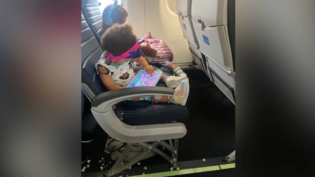 Anthony Bass, jugador de los Toronto Blue Jays, publicó en Twitter una foto de sus hijas sobre la experiencia de su esposa en United Airlines. (Crédito: AnthonyBass52/Twitter)