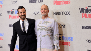 (De izquierda a derecha) Justin Theroux y Woody Harrelson en el estreno de "White House Plumbers" de HBO este lunes en Nueva York. (Crédito: Michael Loccisano/Getty Images)