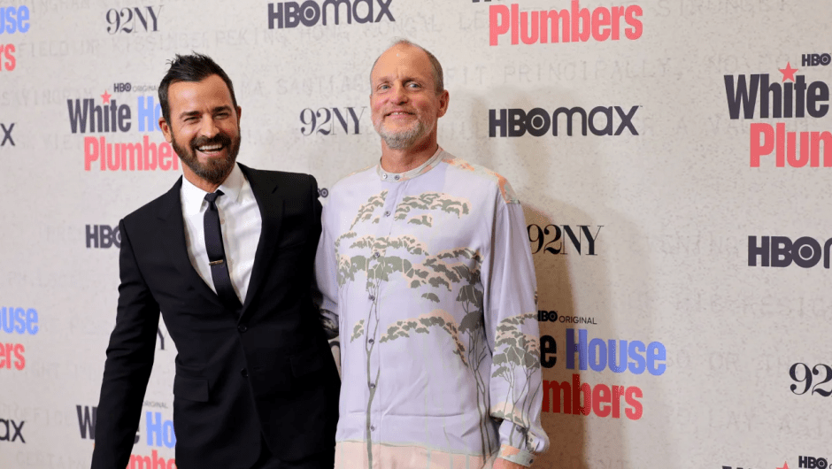 (De izquierda a derecha) Justin Theroux y Woody Harrelson en el estreno de "Plomeros de la Casa Blanca" por HBO este lunes en Nueva York.  (Crédito: Michael Loccisano/Getty Images)