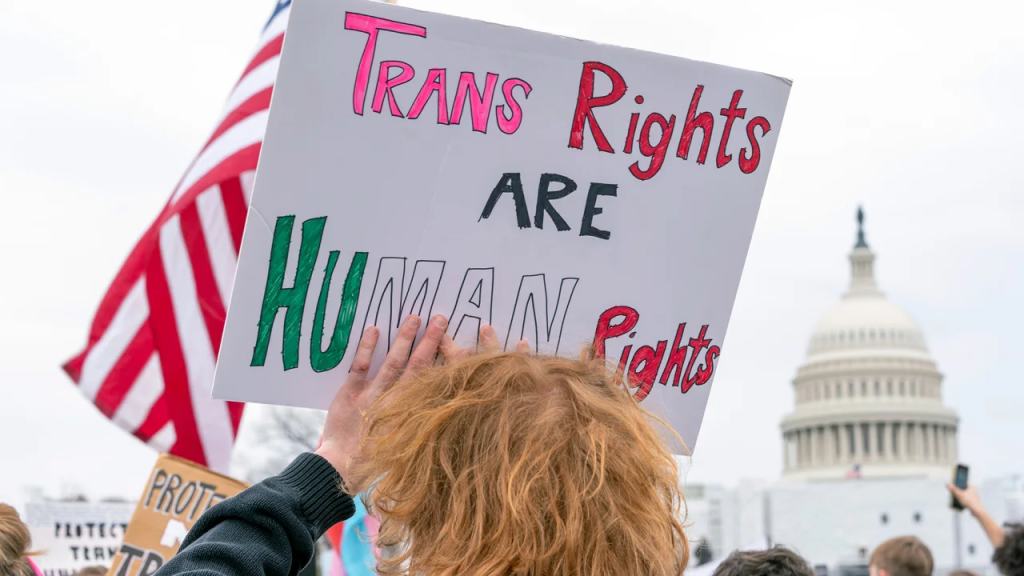 Asistentes a una manifestación con motivo del Día de la Visibilidad Transgénero el 31 de marzo en la ciudad de Washington. (Crédito: Jacquelyn Martin/AP)