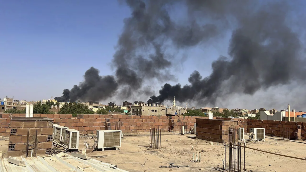 En esta foto facilitada por Maheen S, el cielo se llena de humo en Jartum (Sudán), cerca del Hospital Internacional de Doha, el viernes 21 de abril de 2023. La festividad musulmana de Eid al-Fitr, típicamente repleta de oraciones, celebraciones y banquetes, fue sombría en Sudán, donde se oyeron disparos en la capital, Jartum, y una densa humareda cubrió el horizonte. (Crédito: Maheen S vía AP)