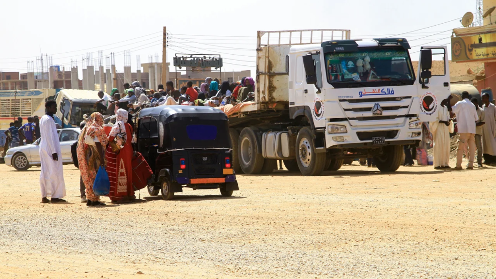 Personas huyen de la zona sur de Jartum mientras se libran batallas en las calles. (Crédito: Ebrahim Hamid/AFP/Getty Images)