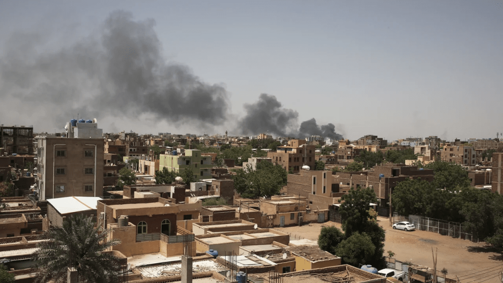 El humo se eleva sobre Jartum. (Crédito: Marwan Ali/AP)