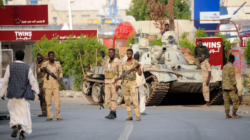 Soldados del ejército sudanés, leales al jefe del ejército Abdel Fattah al-Burhan, ocupan una posición en la ciudad de Port Sudan, en el mar Rojo. (Crédito: AFP/Getty Images)