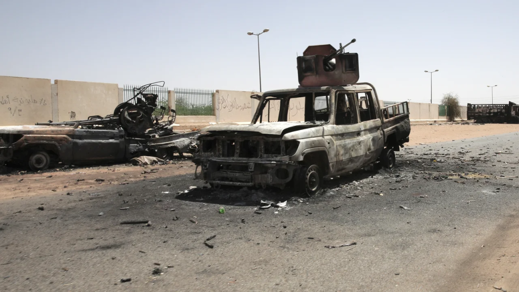 Vehículos militares destruidos en el sur de Jartum. (Crédito: Marwan Ali/AP)