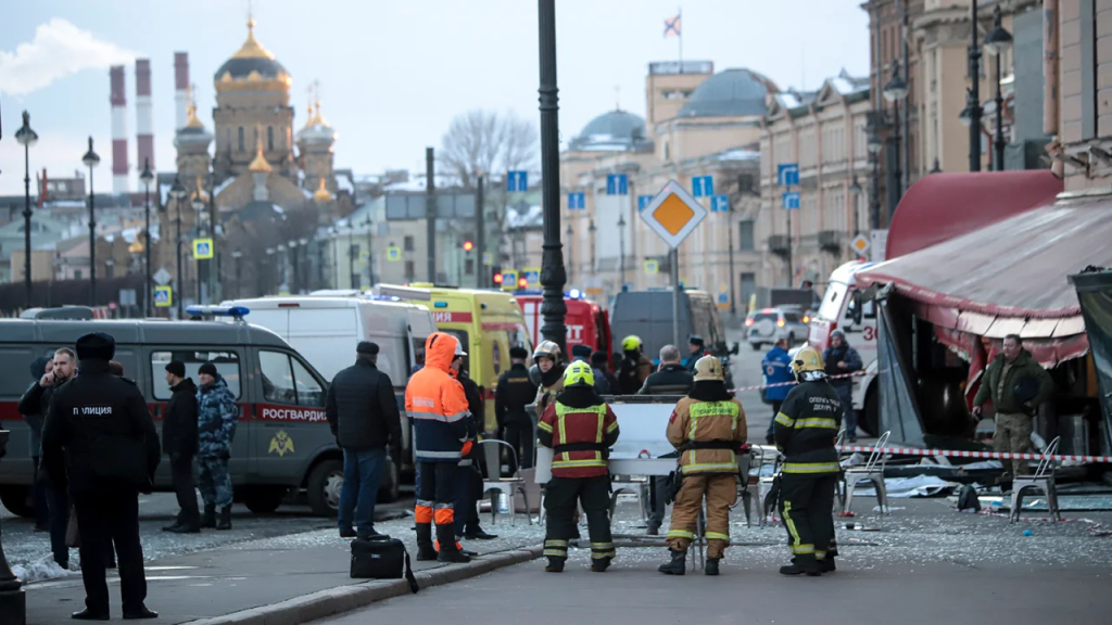 Personal del Ministerio de Situaciones de Emergencia de Rusia junto a una explosión en una cafetería en San Petersburgo, Rusia, el domingo 2 de abril de 2023. (Crédito: Stringer/AP)
