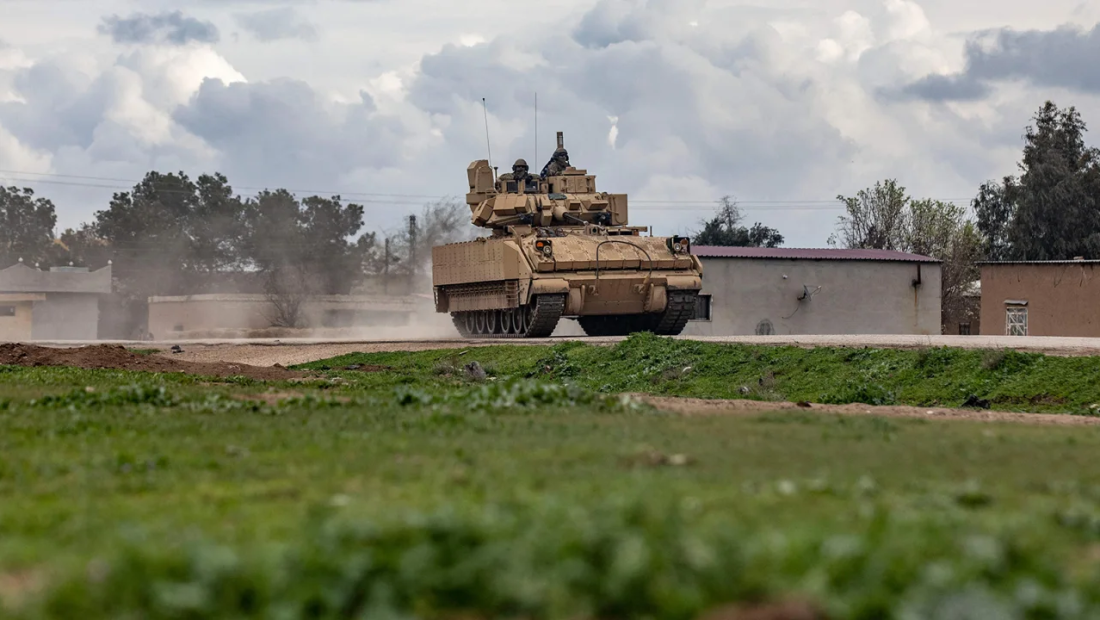 Un vehículo militar blindado estadounidense circula por las afueras de Rumaylan, en la provincia nororiental siria de Hasakeh, fronteriza con Turquía, el 27 de marzo. (Crédito: Delil Souleiman/AFP/Getty Images)