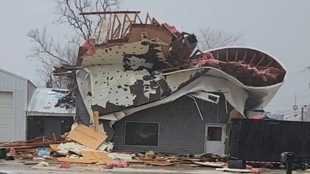 Las tormentas severas provocaron un tornado este martes en Colona, Illinois. (Crédito: Amber Real vía REUTERS)